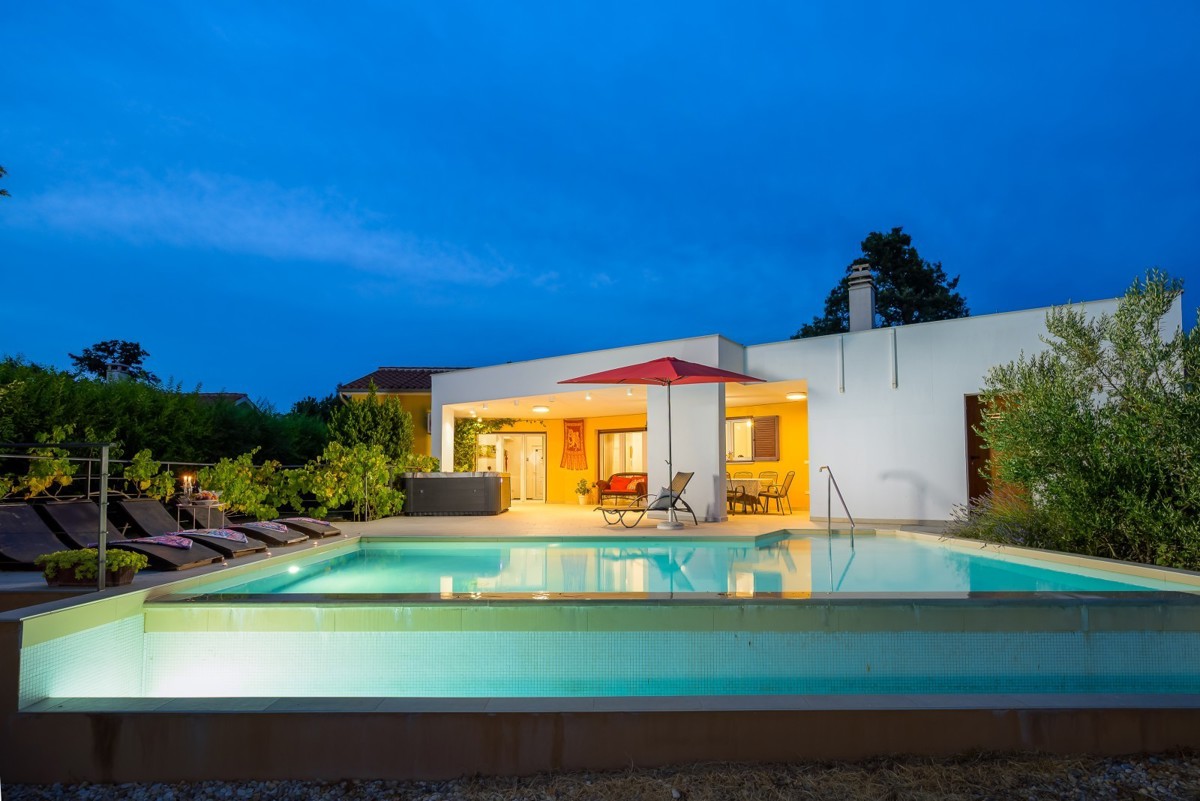 Bellissima casa a un piano con piscina vicino a Svetvinčenat
