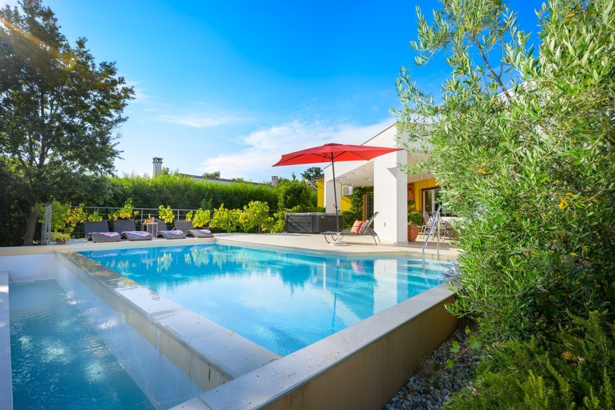 Bellissima casa a un piano con piscina vicino a Svetvinčenat