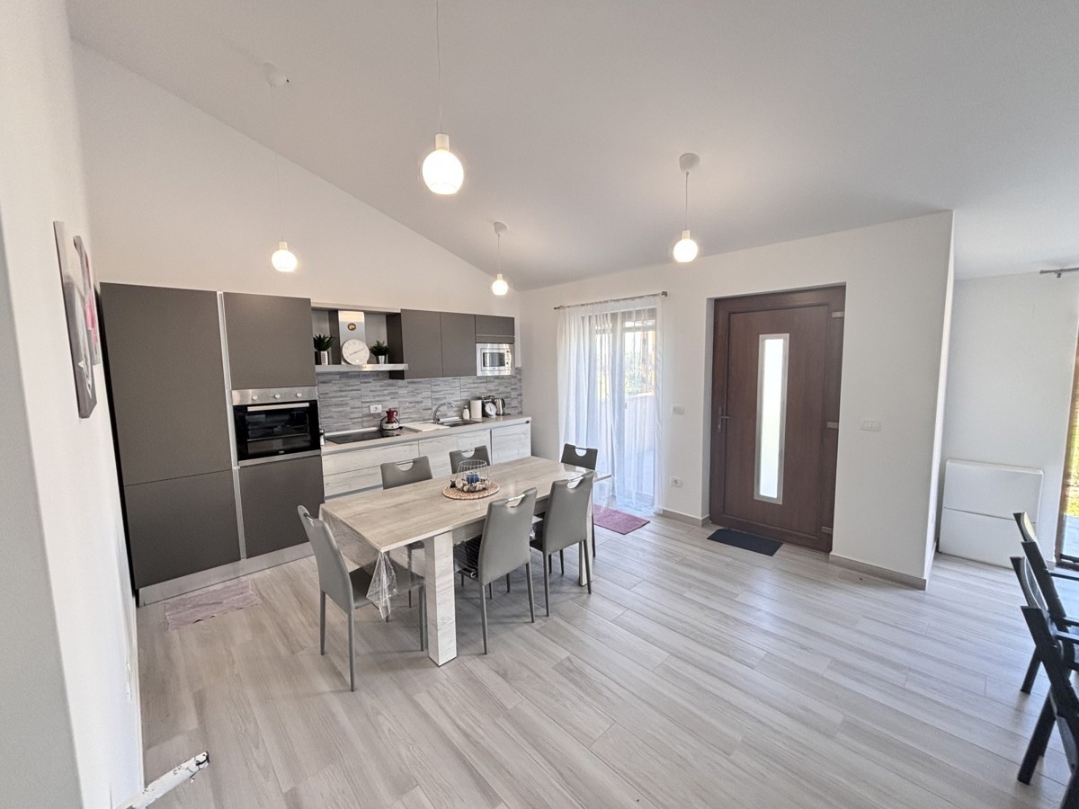 Bellissima casa a un piano in una posizione tranquilla a Cittanova