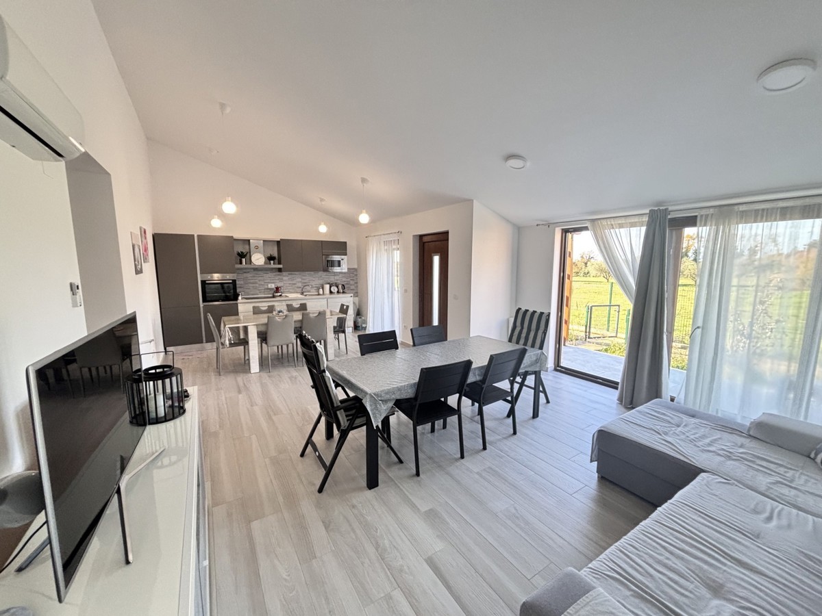 Bellissima casa a un piano in una posizione tranquilla a Cittanova