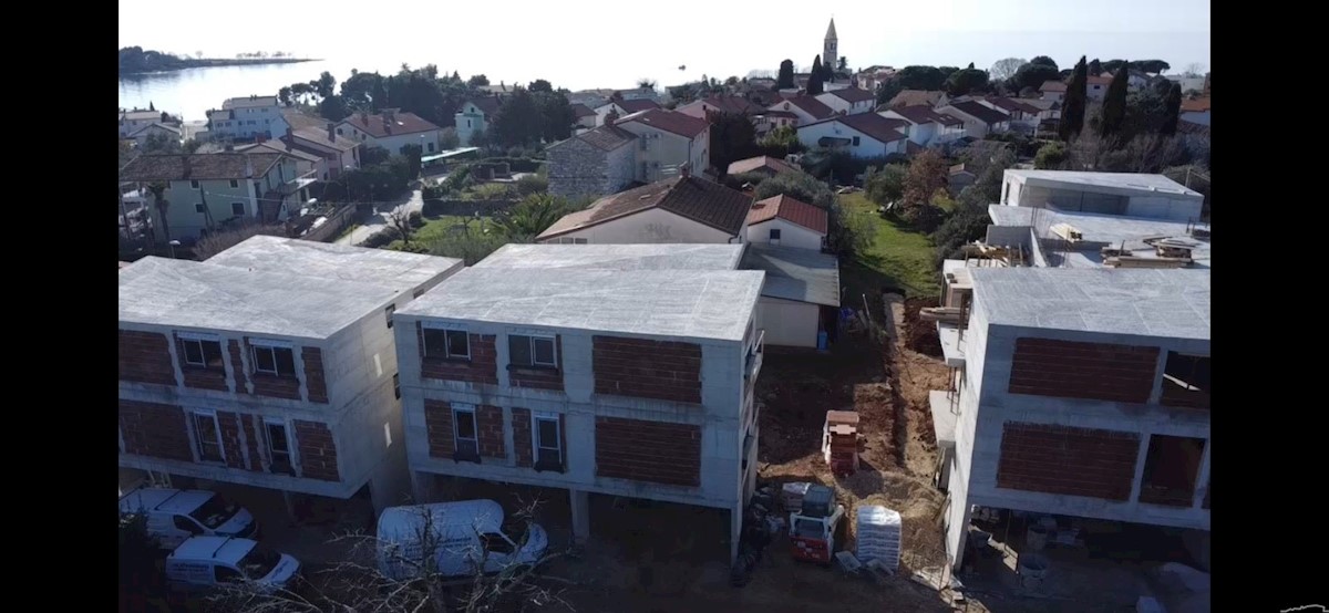 A 300 metri dal mare nelle vicinanze di Umago è in vendita un appartamento con giardino