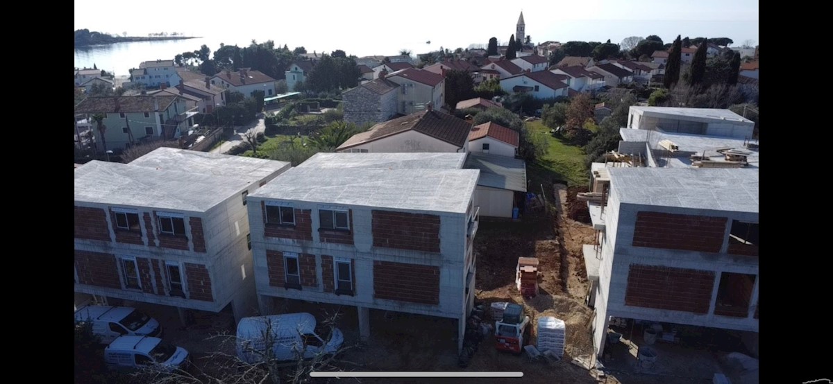 A 300 metri dal mare nelle vicinanze di Umago è in vendita un appartamento con giardino