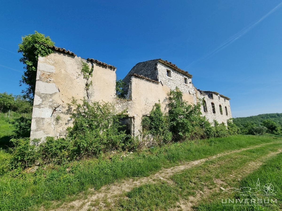 Terreno edificabile con casa diroccata vicino a Buie