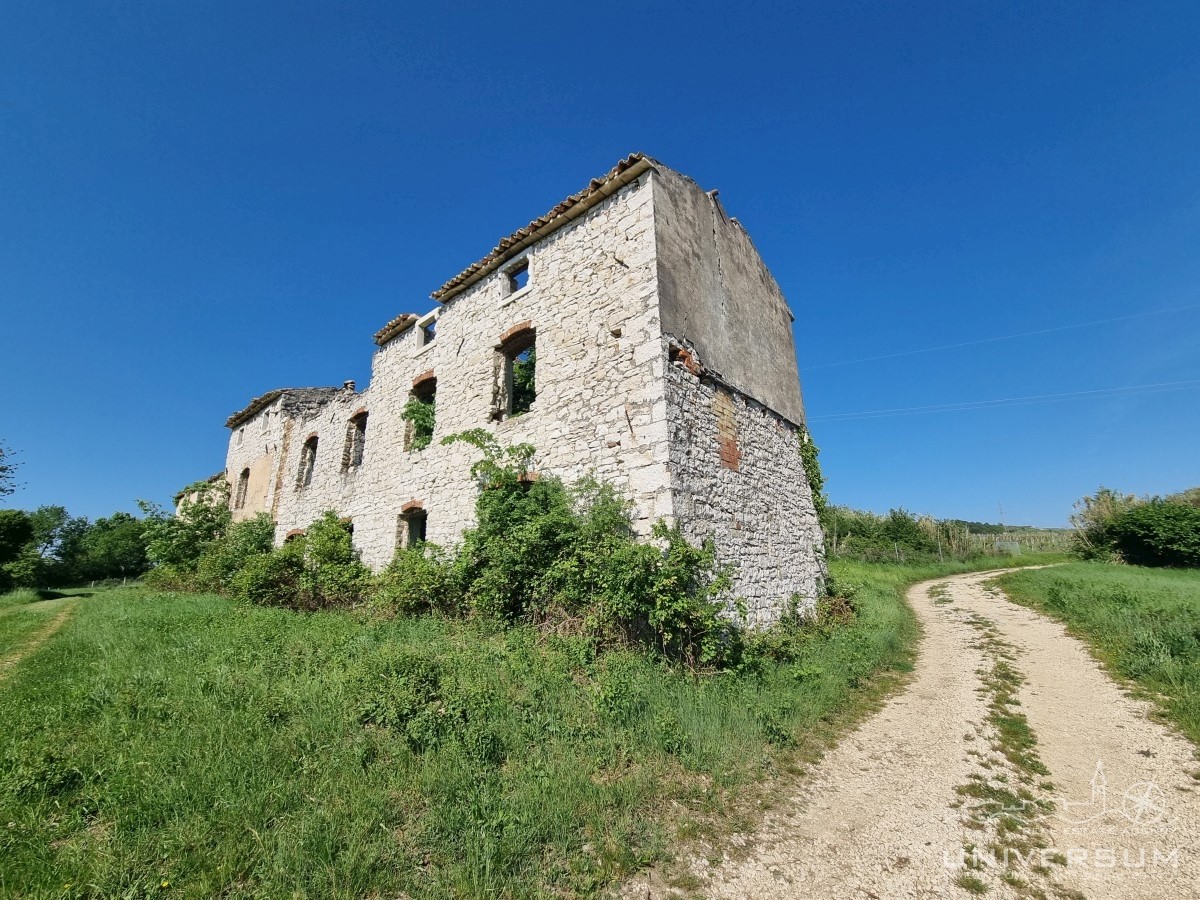 Terreno edificabile con casa diroccata vicino a Buie