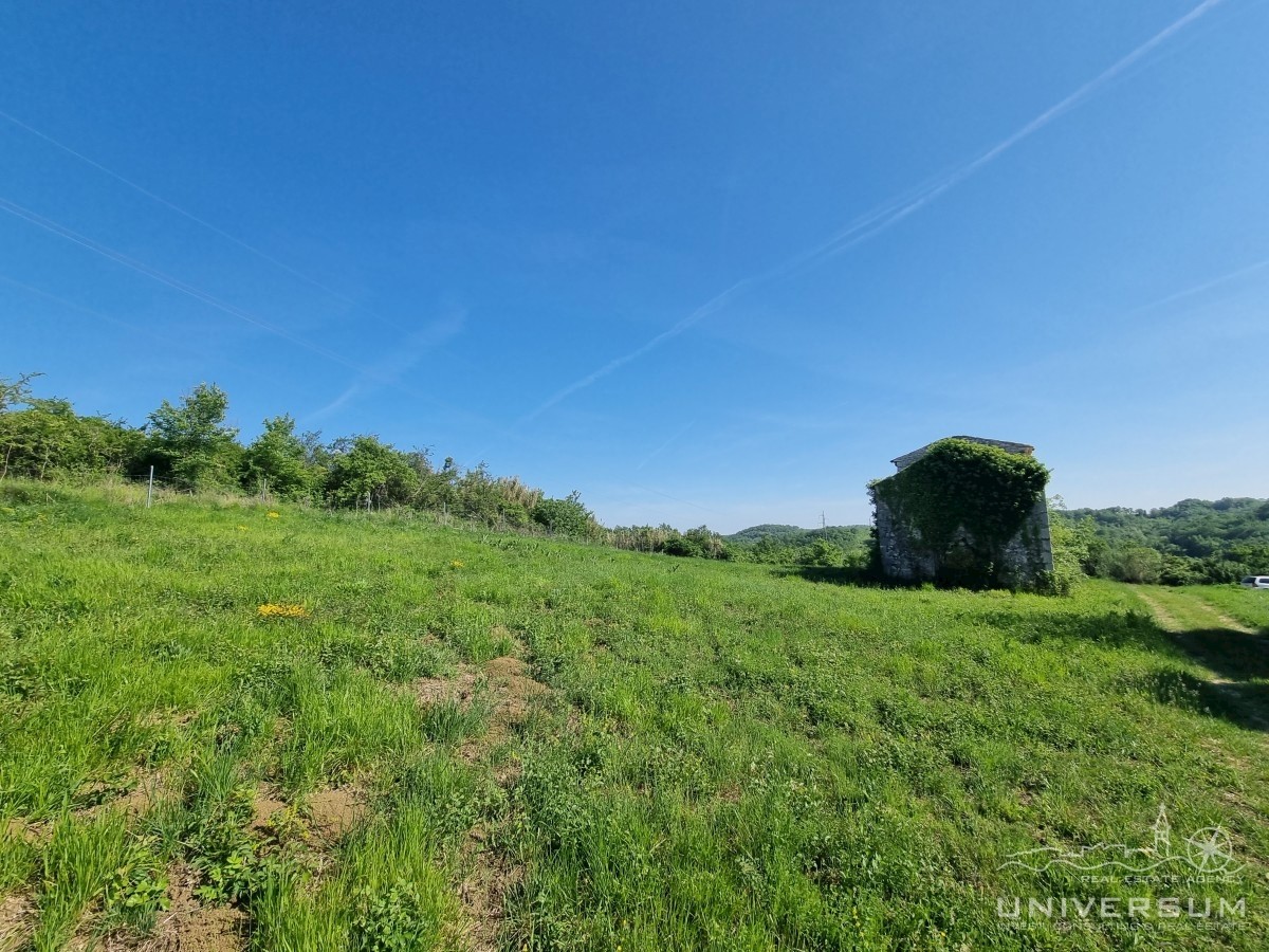 Terreno edificabile con casa diroccata vicino a Buie