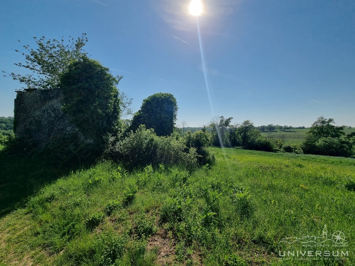 Terreno edificabile con casa diroccata vicino a Buie