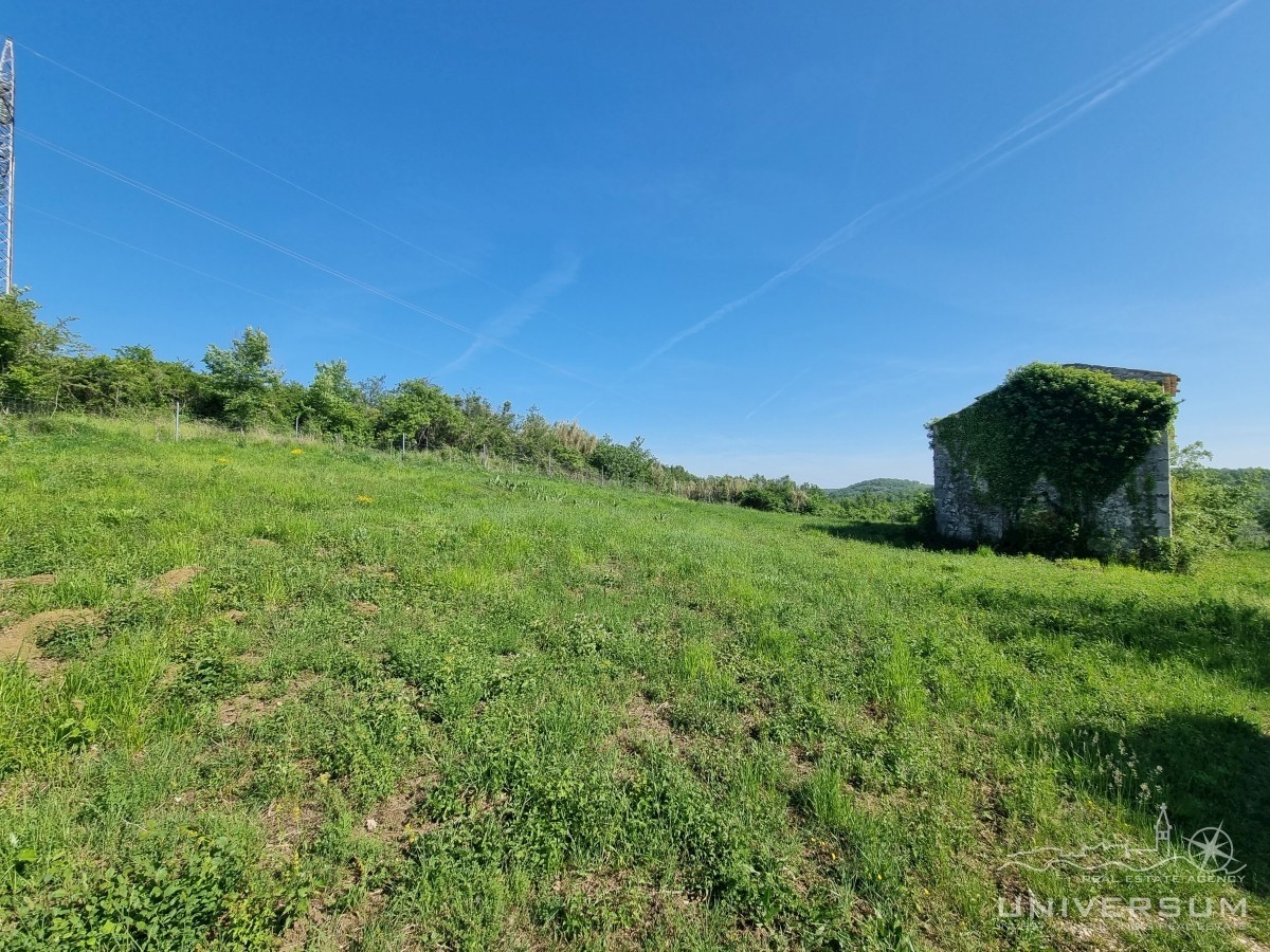 Terreno edificabile con casa diroccata vicino a Buie