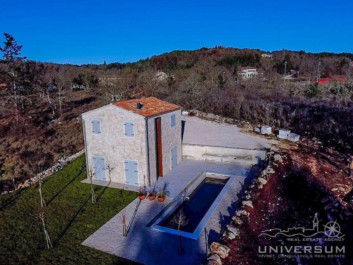 Una splendida casa in pietra con un paesaggio pittoresco, una piscina e un ampio cortile nelle vicinanze di Buie