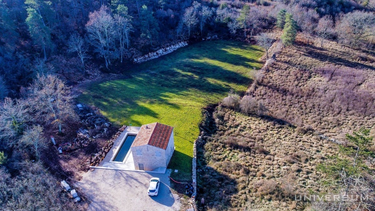 Una splendida casa in pietra con un paesaggio pittoresco, una piscina e un ampio cortile nelle vicinanze di Buie