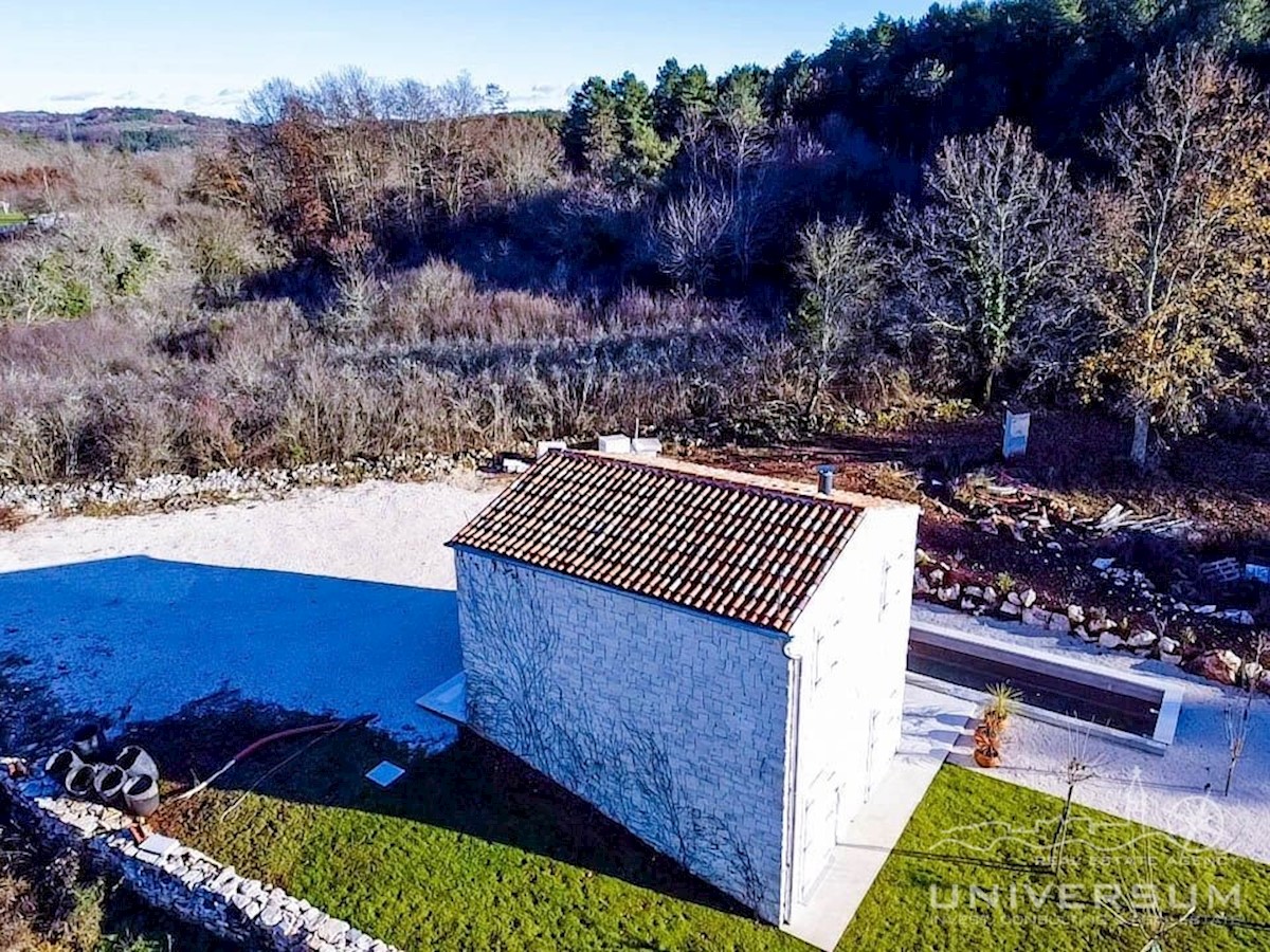 Una splendida casa in pietra con un paesaggio pittoresco, una piscina e un ampio cortile nelle vicinanze di Buie