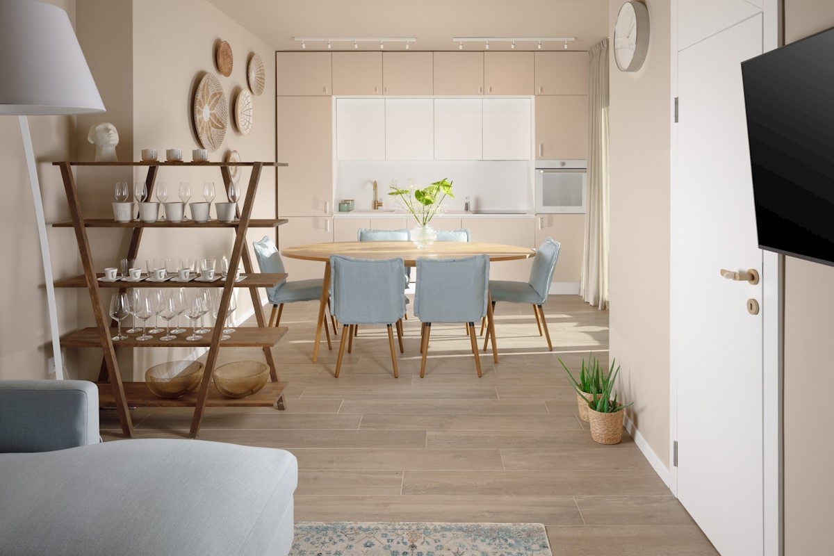 Questa casa a schiera moderna e completamente arredata si trova negli splendidi dintorni di Parenzo.