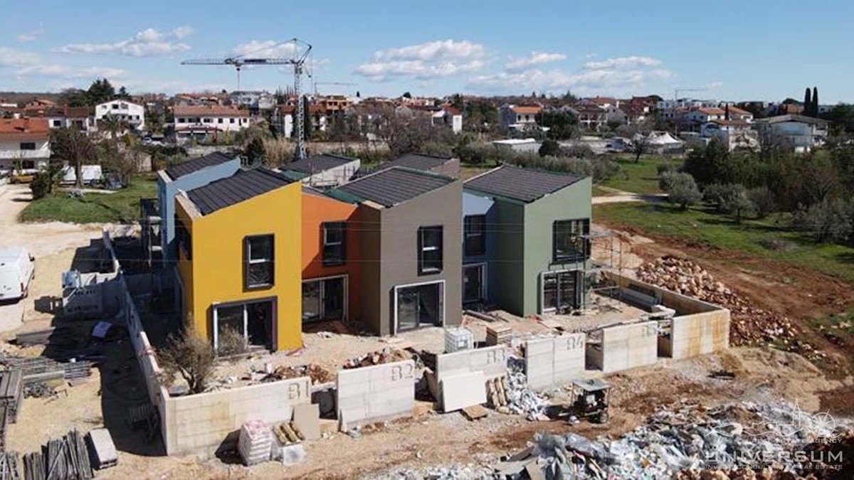 Questa casa a schiera moderna e completamente arredata si trova negli splendidi dintorni di Parenzo.