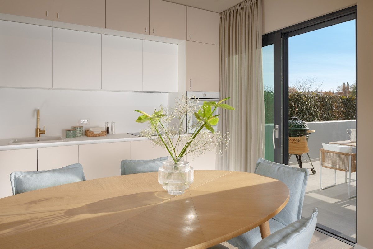 Questa casa a schiera moderna e completamente arredata si trova negli splendidi dintorni di Parenzo.