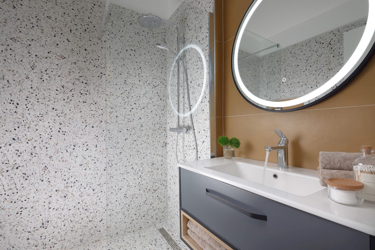 Questa casa a schiera moderna e completamente arredata si trova negli splendidi dintorni di Parenzo.