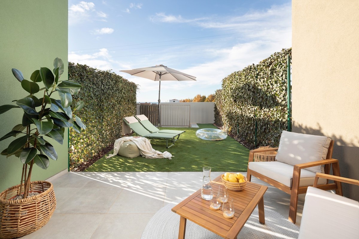 Questa casa a schiera moderna e completamente arredata si trova negli splendidi dintorni di Parenzo.