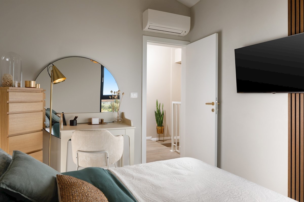 Questa casa a schiera moderna e completamente arredata si trova negli splendidi dintorni di Parenzo.