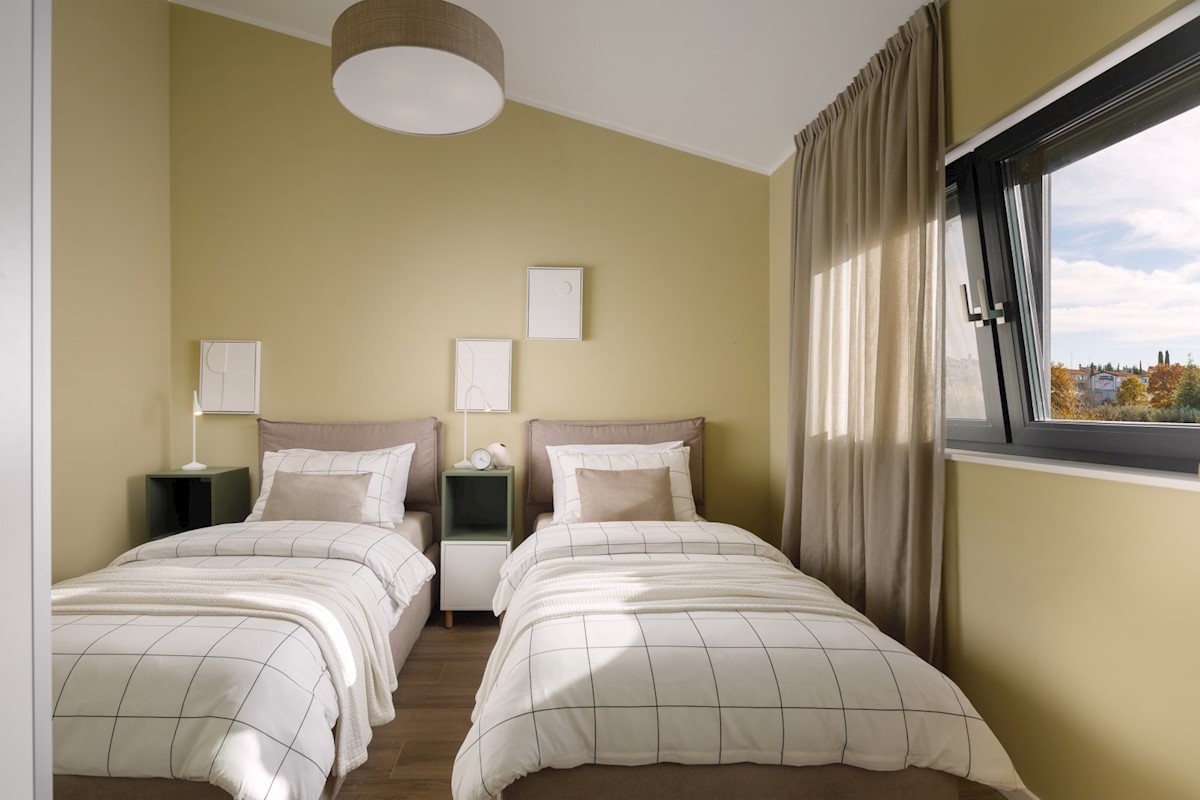 Questa casa a schiera moderna e completamente arredata si trova negli splendidi dintorni di Parenzo.