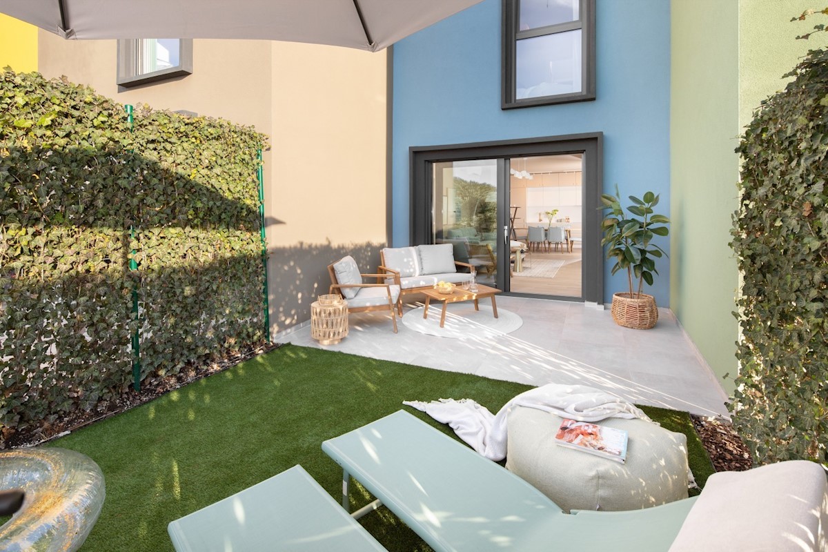 Questa casa a schiera moderna e completamente arredata si trova negli splendidi dintorni di Parenzo.