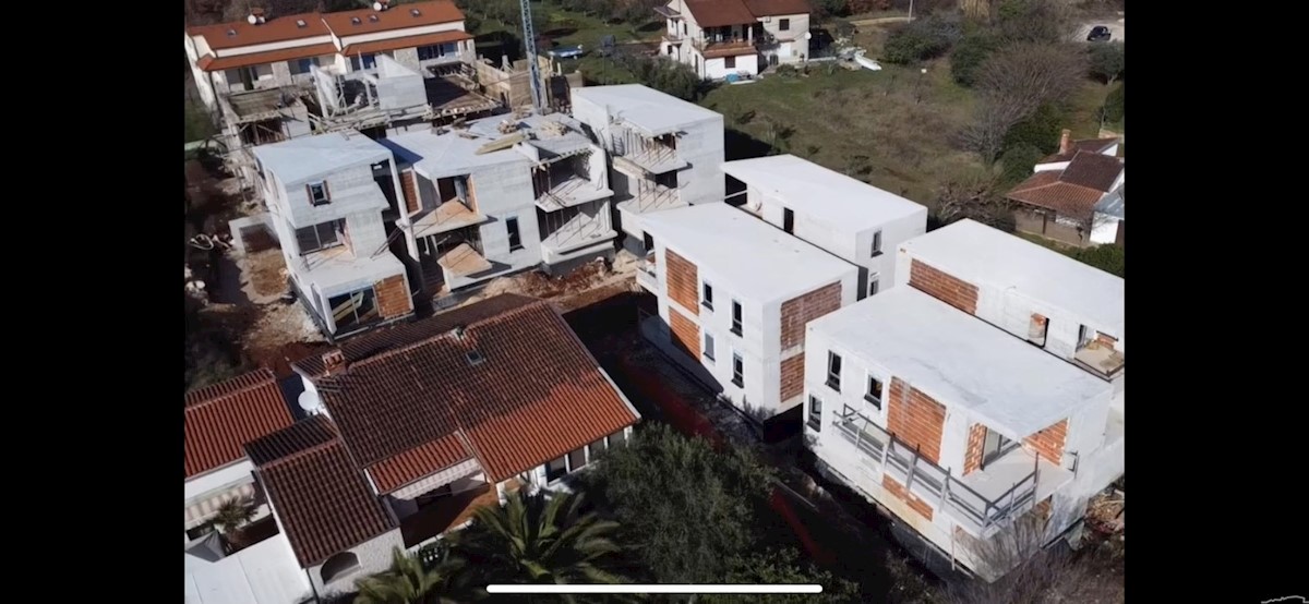 Appartamento al primo piano, 300 metri dal mare nelle vicinanze di Umago (E2)