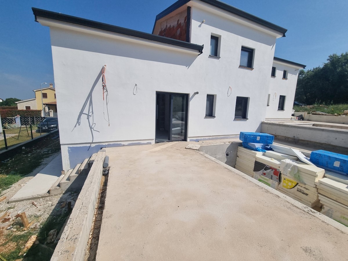 A Visignano è in vendita una casa bifamiliare con piscina e vista sul mare