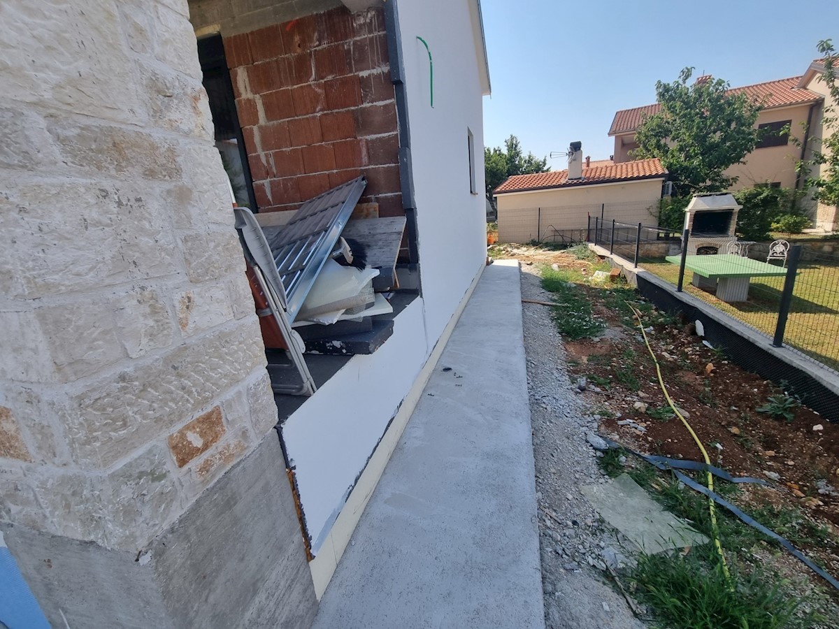 A Visignano è in vendita una casa bifamiliare con piscina e vista sul mare