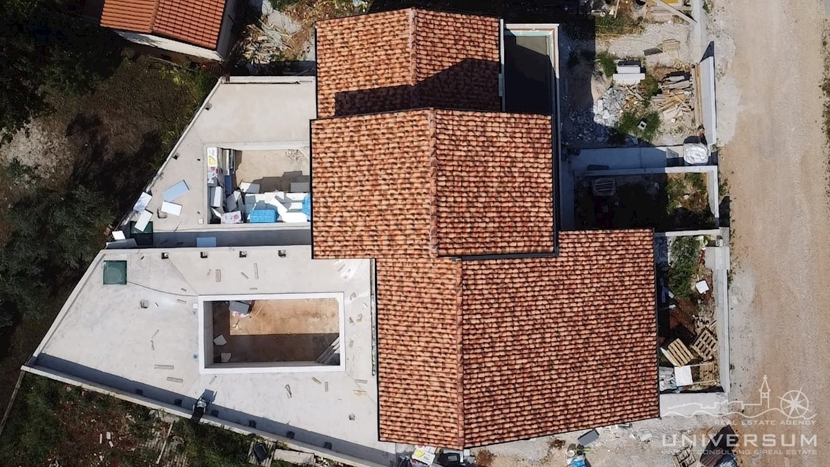 A Visignano è in vendita una casa bifamiliare con piscina e vista sul mare