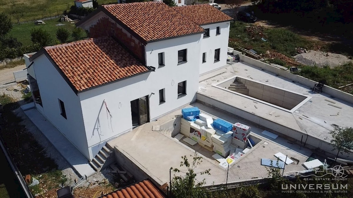 A Visignano è in vendita una casa bifamiliare con piscina e vista sul mare