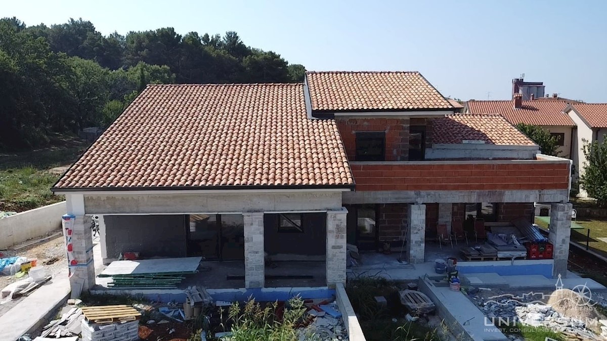 A Visignano è in vendita una casa bifamiliare con piscina e vista sul mare