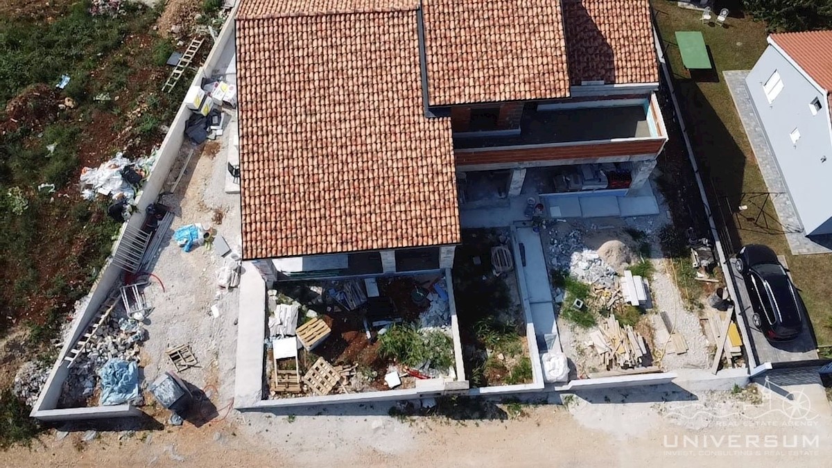 A Visignano è in vendita una casa bifamiliare con piscina e vista sul mare