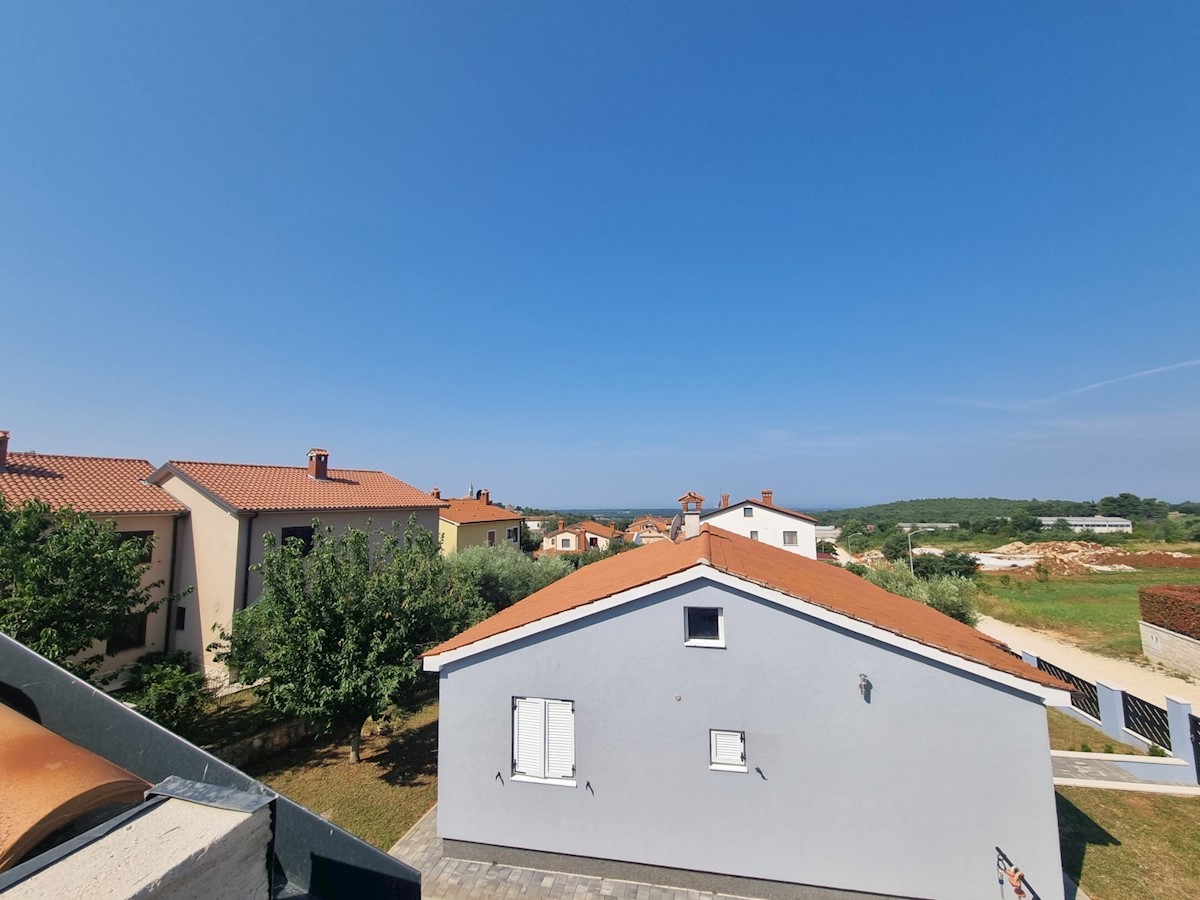 A Visignano è in vendita una casa bifamiliare con piscina e vista sul mare