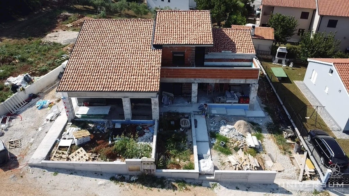 A Visignano è in vendita una casa bifamiliare con piscina e vista sul mare