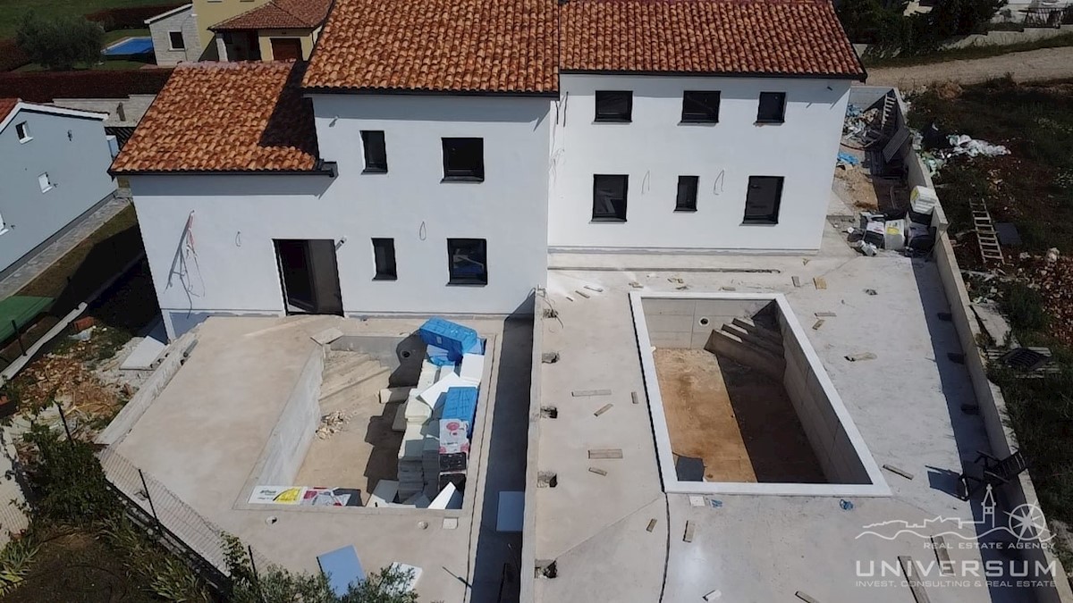 A Visignano è in vendita una casa bifamiliare con piscina e vista sul mare