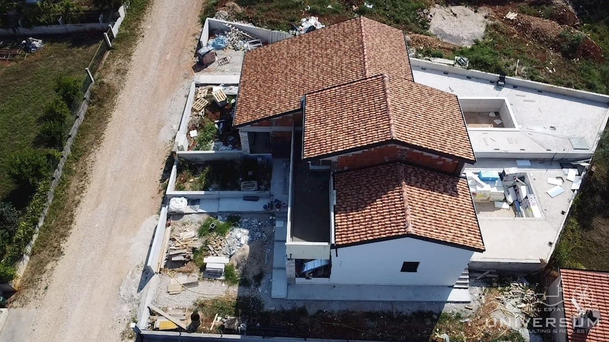 A Visignano è in vendita una casa bifamiliare con piscina e vista sul mare