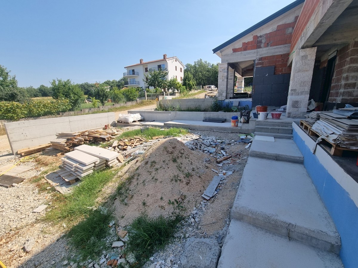 A Visignano è in vendita una casa bifamiliare con piscina e vista sul mare