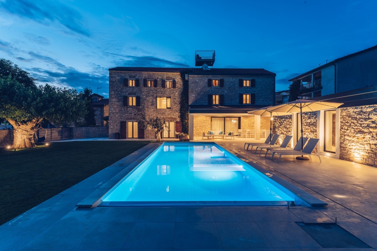 Villa in pietra con piscina vicino a Cittanova