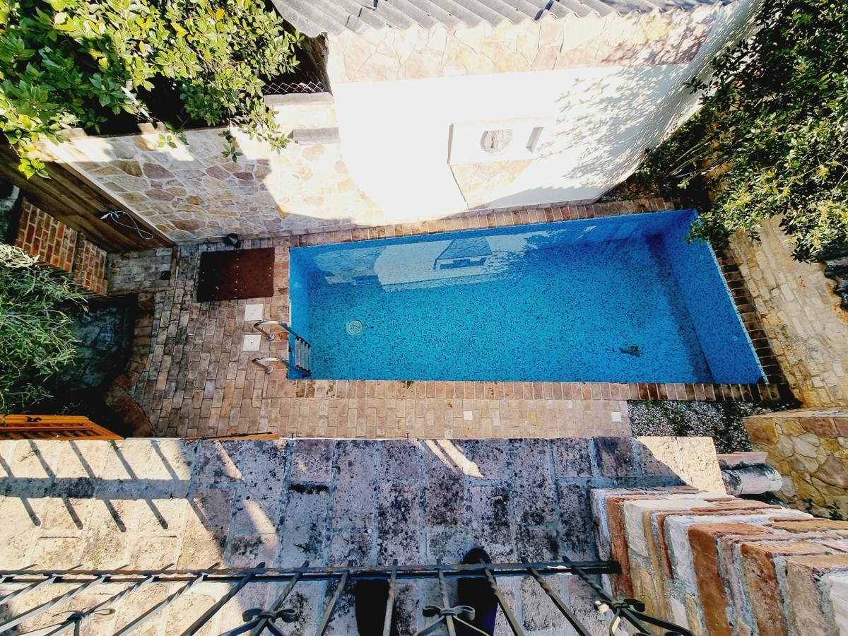 Casa in pietra creativa con piscina vicino a Tar