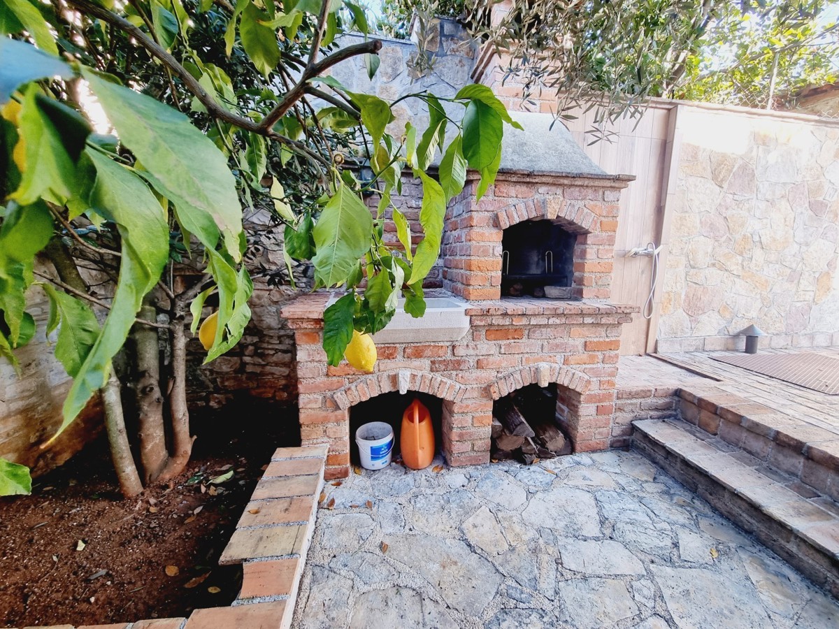 Casa in pietra creativa con piscina vicino a Tar