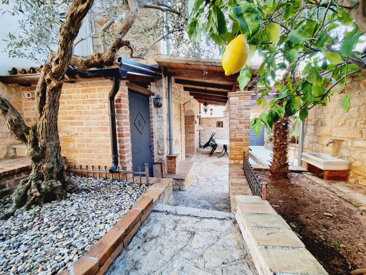 Casa in pietra creativa con piscina vicino a Tar