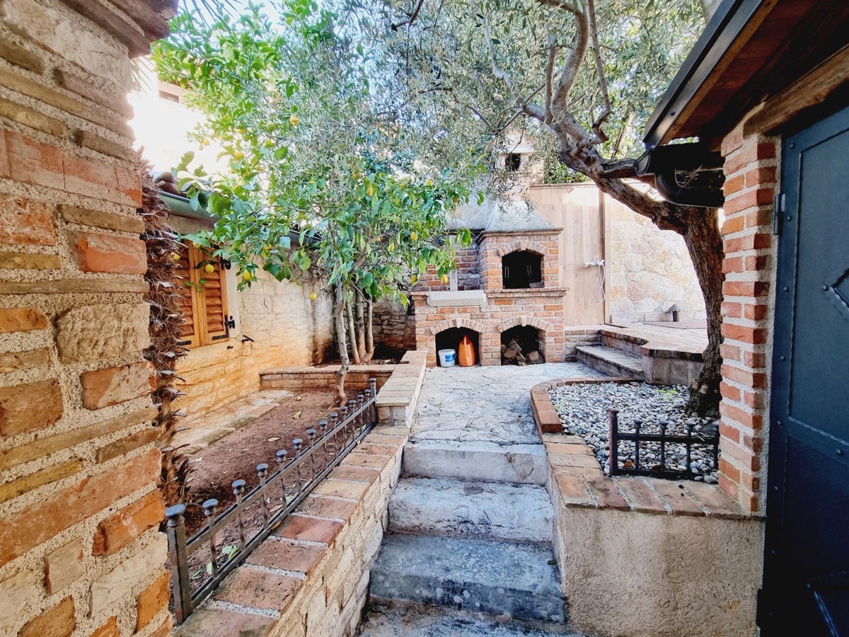 Casa in pietra creativa con piscina vicino a Tar