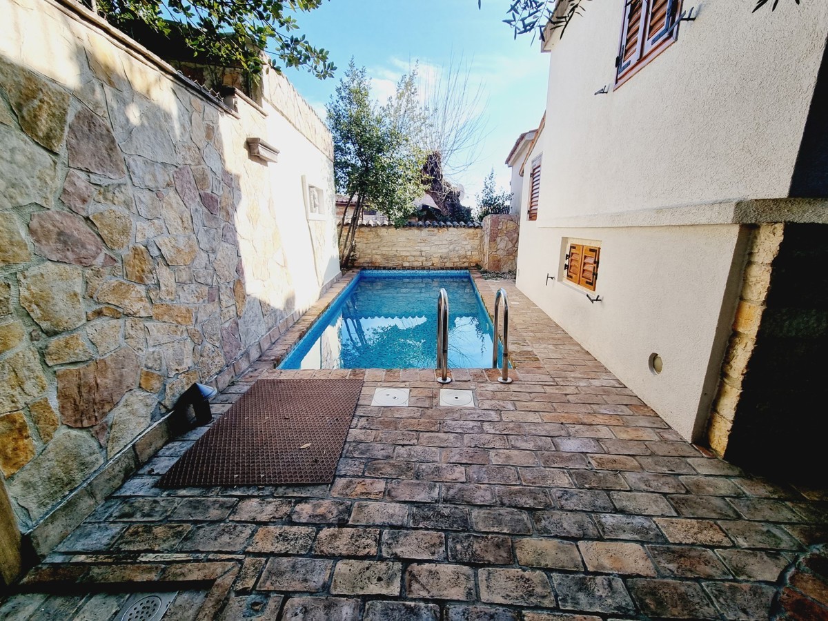 Casa in pietra creativa con piscina vicino a Tar