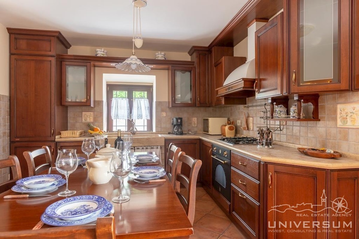 Bella casa in pietra isolata con piscina nelle vicinanze di Buie