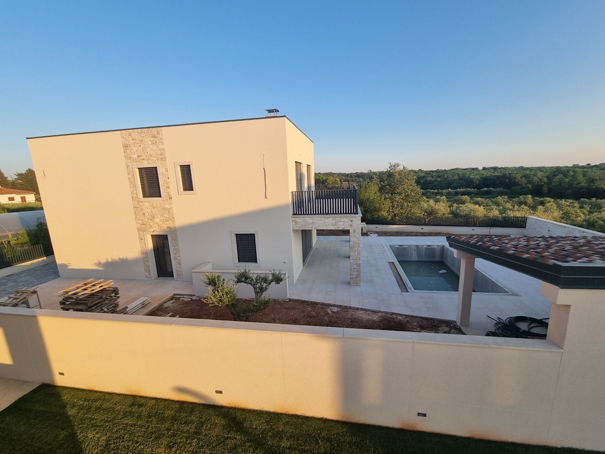 Una villa moderna con piscina e vista sul mare nelle vicinanze di Savudrija