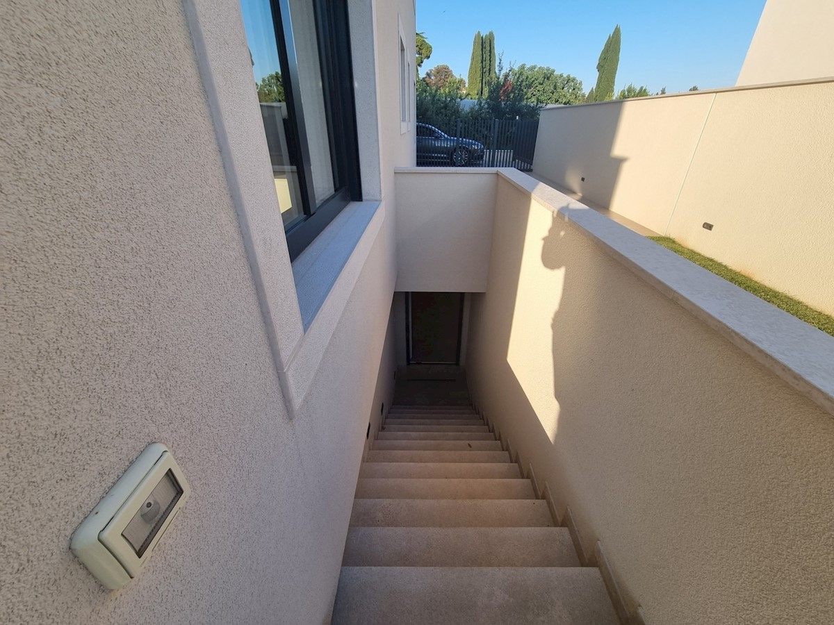 Una villa moderna con piscina e vista sul mare nelle vicinanze di Savudrija