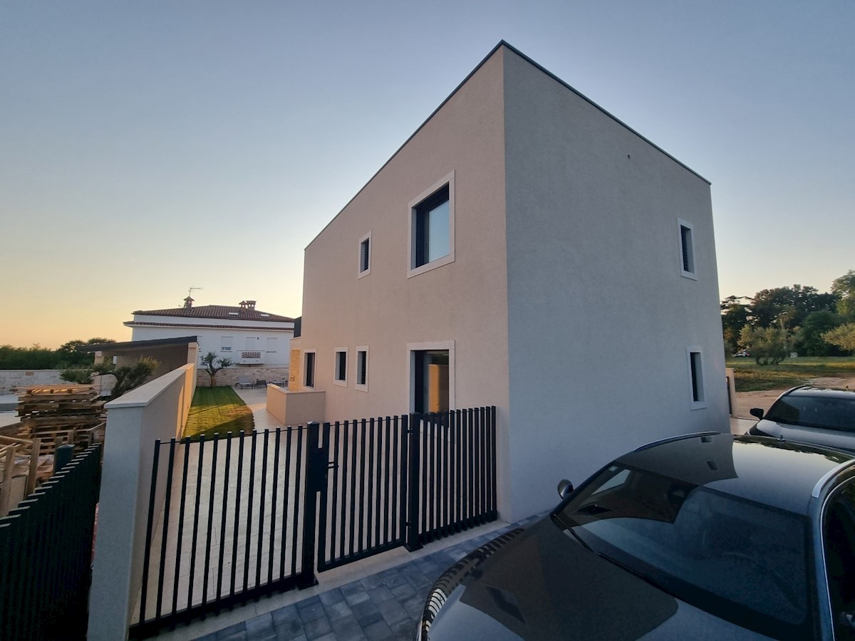 Una villa moderna con piscina e vista sul mare nelle vicinanze di Savudrija