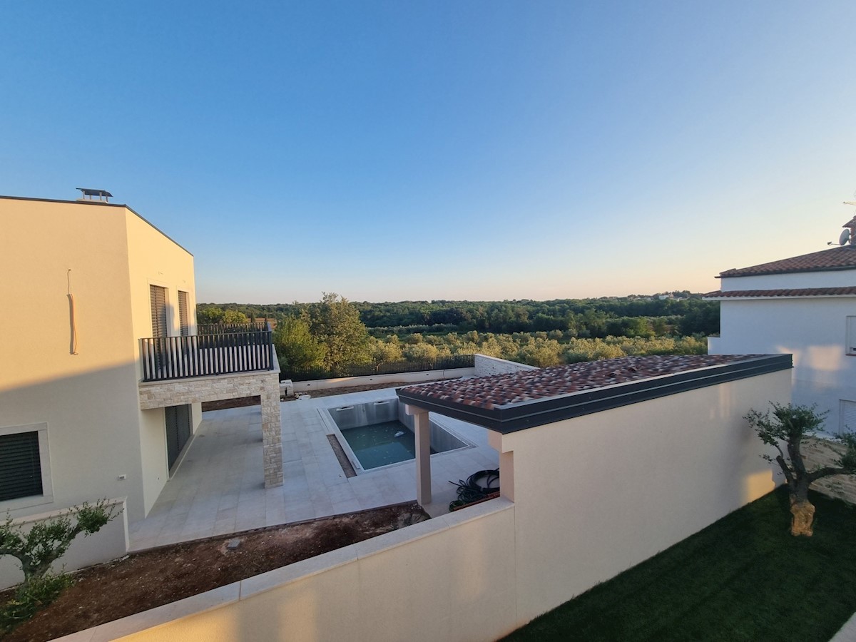 Una villa moderna con piscina e vista sul mare nelle vicinanze di Savudrija