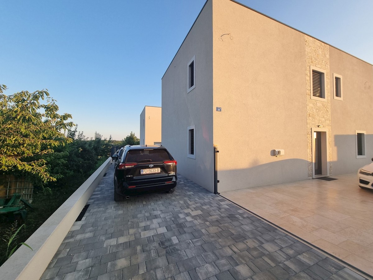 Una villa moderna con piscina e vista sul mare nelle vicinanze di Savudrija