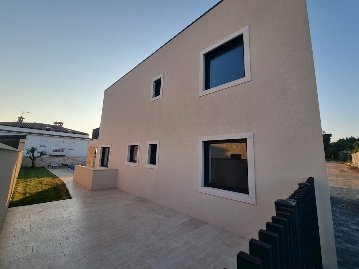 Una villa moderna con piscina e vista sul mare nelle vicinanze di Savudrija