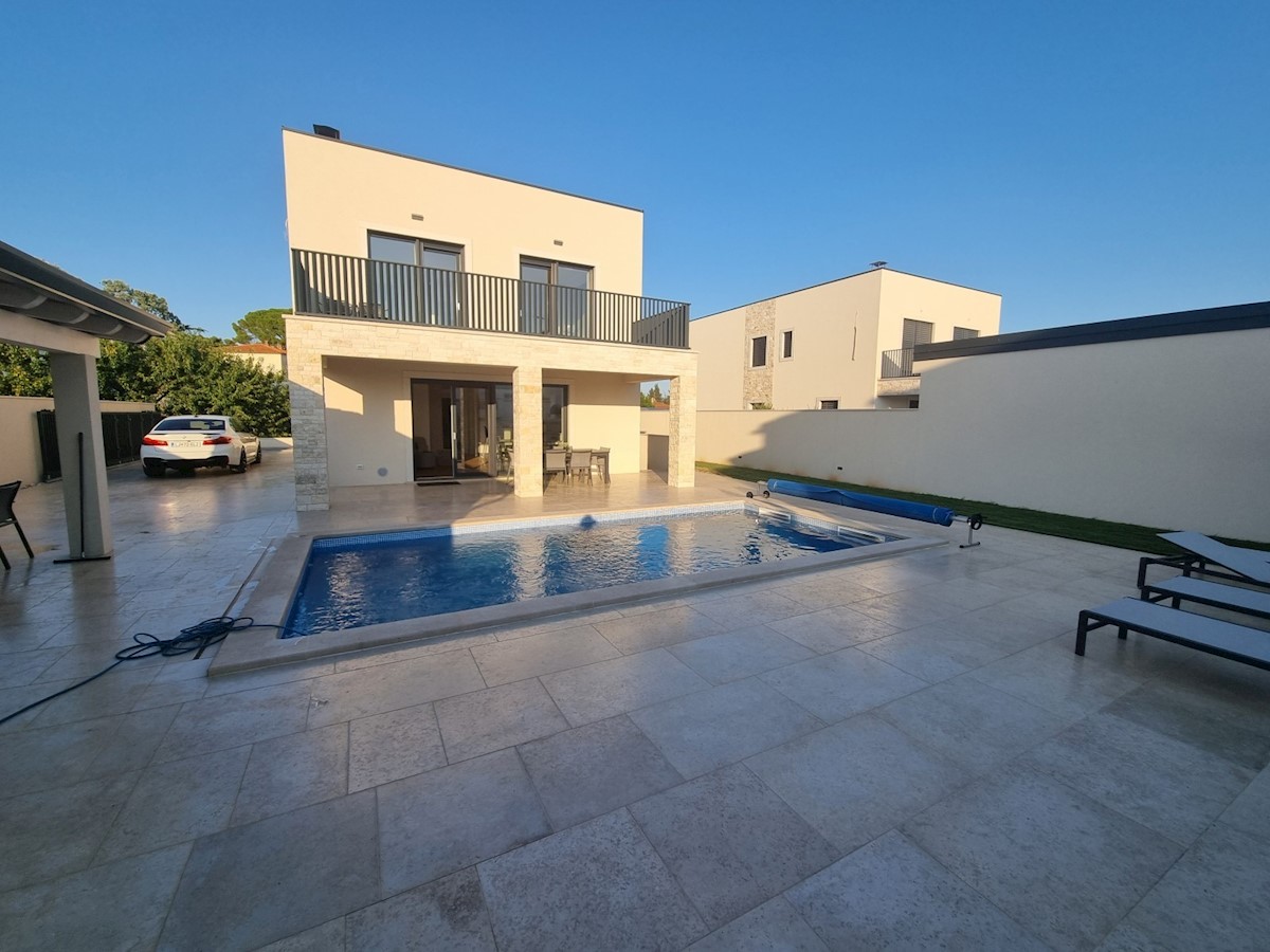 Una villa moderna con piscina e vista sul mare nelle vicinanze di Savudrija