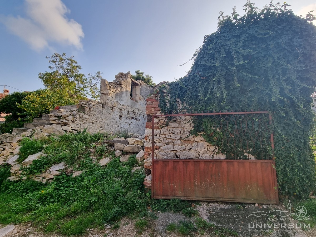 Casa in pietra in rovina a Brtonigla - Verteneglio