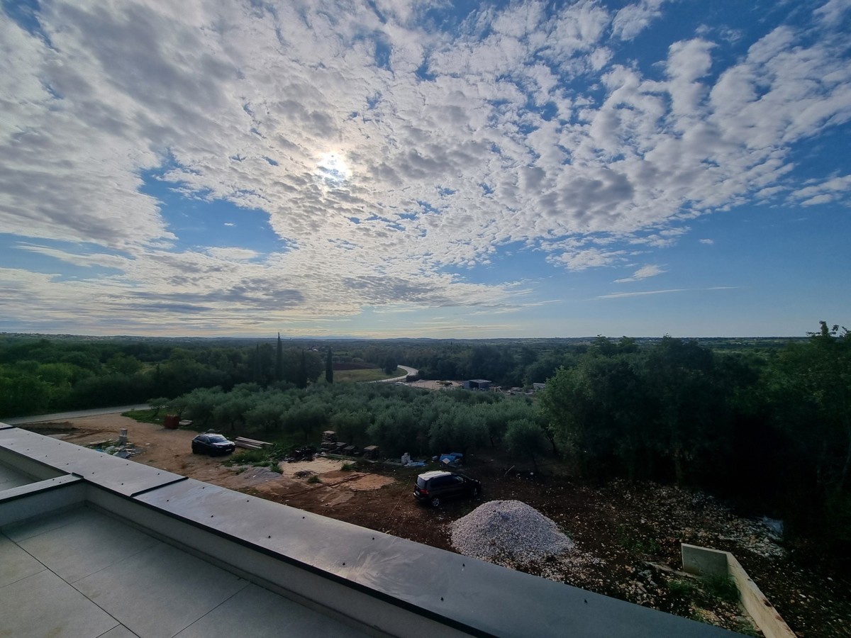 Appartamento moderno con terrazza sul tetto e vista mare